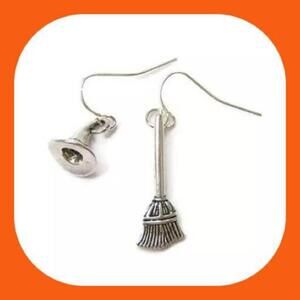New Adorable Witch’s Hat & Broom Earrings 

Super Cute Halloween 🎃